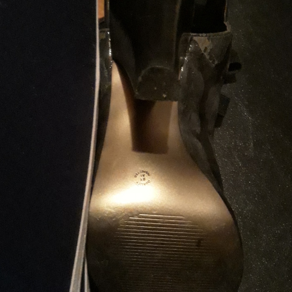 Shoes - Picture 3 of 4